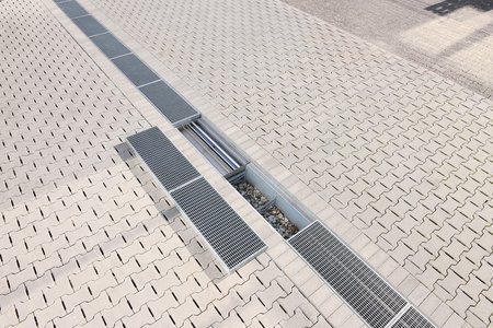 Liegt ein drainagefähiger Bodentyp vor, spielt die „RigoMax“ ihre Stärken aus, die dank des bodenlosen Aufbaus direkt in den Untergrund drainiert. Ein Filtereinsatz zur Zurückhaltung von Grobschmutz ist fester Bestandteil der Konstruktion.  Foto: Richard Brink GmbH & Co. KG