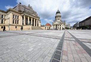 The heavy-duty, slotted channel Gemini Magna, produced by the metal products manufacturer from Eastern Westphalia, was installed on the square as part of the restoration measures that ran from 2022 to 2025.  Photo: Richard Brink GmbH & Co. KG