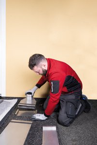 Die einzelnen Elemente werden mithilfe zweiteiliger Verbinder zum Verschrauben miteinander verbunden. Zunächst wird der untere Teil mittig zwischen Adapter und Flachkanal ausgelegt.   Foto: Richard Brink GmbH & Co. KG