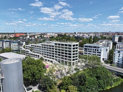 Das wahrlich grüne Gebäude schafft einen fließenden Übergang zwischen Bauwerk und Natur und fügt sich ideal in die Umgebung am Spreeufer ein.  Foto: Richard Brink GmbH & Co. KG