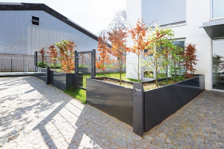 Aluminium raised beds produced by the company Richard Brink create natural enclosures through their planting and act as partitions between private and public areas.