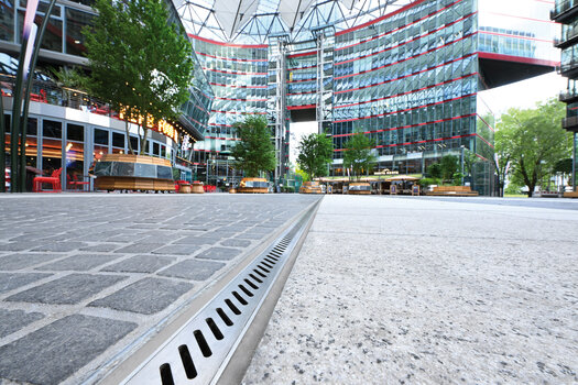 Im Zuge der Sanierung der Außenflächen des Centers am Potsdamer Platz wurde neben weiteren Neugestaltungen vor allem das Entwässerungssystem mit maßgefertigten Rinnen der Firma Richard Brink neu konzipiert.  Foto: Richard Brink GmbH & Co. KG