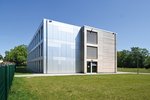 Das Architekturbüro NKBAK aus Frankfurt am Main entwarf einen zehn Meter hohen Bau mit einer Bruttogrundfläche von 2.950 m² in drei Etagen auf 52 m x 20 m, der sich aus 96 Raummodulen zusammensetzt.  Foto: Richard Brink GmbH & Co. KG