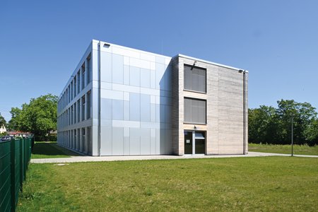 Das Architekturbüro NKBAK aus Frankfurt am Main entwarf einen zehn Meter hohen Bau mit einer Bruttogrundfläche von 2.950 m² in drei Etagen auf 52 m x 20 m, der sich aus 96 Raummodulen zusammensetzt.  Foto: Richard Brink GmbH & Co. KG