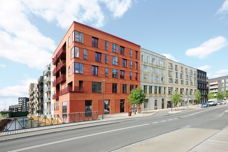 Les bâtiments entrent en contraste original par leurs façades tantôt claires, tantôt foncées, tantôt en briques rouge vif.  Photo : Richard Brink GmbH & Co. KG