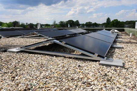 De keuze viel op onderconstructies in oost-west–oriëntatie, die voor continue energieopwekking gedurende de dag zorgen.  Foto: Richard Brink GmbH & Co. KG