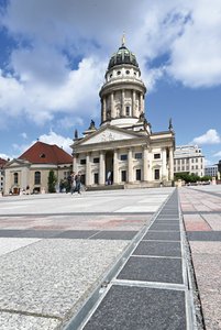 Die Rinne samt Steinschale wurde für die Plattengröße am Gendarmenmarkt maßgefertigt und bettet sich entsprechend minimalistisch in die Platzgestaltung ein.  Foto: Richard Brink GmbH & Co. KG