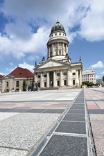 Die Rinne samt Steinschale wurde für die Plattengröße am Gendarmenmarkt maßgefertigt und bettet sich entsprechend minimalistisch in die Platzgestaltung ein.  Foto: Richard Brink GmbH & Co. KG