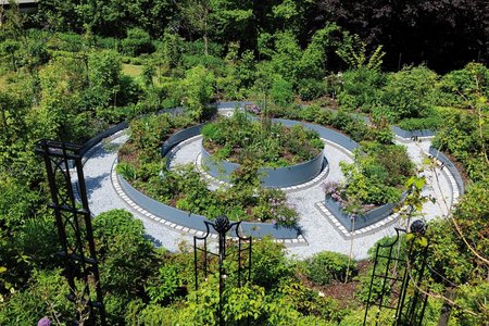 Dank der flexiblen Fertigung auf Maß durch die Firma Richard Brink sind Kunden bei der Gestaltung ihrer Terrassen- und Gartenflächen keine Grenzen gesetzt, wie dieses Projekt beweist.