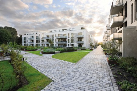 Dans la cour intérieure de la parcelle no 8, les responsables ont misé sur des jardinières hautes rectangulaires et ovales de l’entreprise Richard Brink pour aménager les espaces verts.