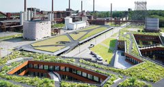 Ein neues Parkhaus und der Verwaltungsneubau der RAG-Stiftung und RAG AG auf dem Gelände der Zeche Zollverein in Essen schaffen eine Schnittstelle von Kultur- und Naturlandschaft.