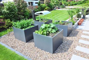 Pflanzkasten XXL im Garten als Hochbeet mit Gemüse bepflanzt aus Aluminium mit Anthrazit Lackierung