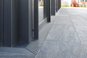 Die Fultura Drainagerinne eignet sich ideal als Fassadenrinne für Beläge auf Stelzlagern