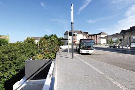 Sur les côtés, les systèmes de plantation Richard Brink délimitent la gare routière située en hauteur et protègent ainsi les piétons des chutes éventuelles.