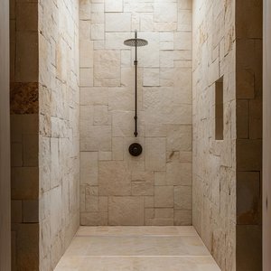 Quel que soit le style choisi par le client, le receveur de douche « Atrium » permet toujours des solutions personnalisées alliant un maximum de fonctionnalité, de précision dans les dimensions et d’étanchéité à l’eau.  Photo : Richard Brink GmbH & Co. KG