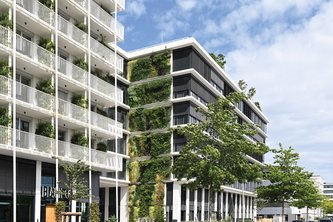 Ein wesentliches Alleinstellungsmerkmal des Neubaus ist seine großflächige Fassadenbegrünung. In ihrem Umfang stellt sie eine der größten vertikalen Vegetationsflächen in Deutschland dar.  Foto: Richard Brink GmbH & Co. KG