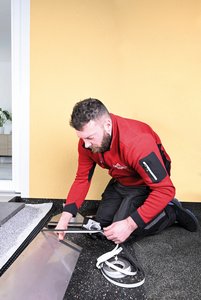Der gleiche Arbeitsschritt wird am folgenden Flachkanal selbst vorgenommen.  Foto: Richard Brink GmbH & Co. KG