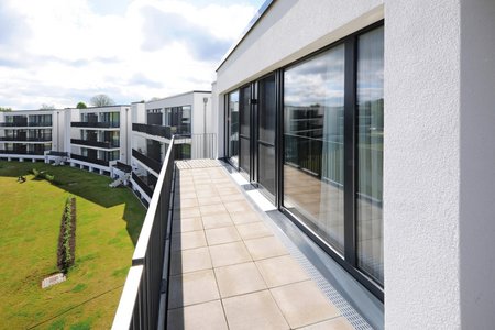 Fultura-Rinnen der Firma Richard Brink stellen auf den Balkonen und Terrassen die Entwässerung der Außenbereiche sicher.
