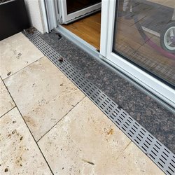 Rost mit schmaler Schlitzperforation  verbaut von Schneider GaLa-Bau GmbH