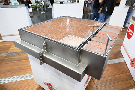 Die ausgestellte Brunnenrinne verdeutlichte ihren zweigeteilten Aufbau mit voneinander getrennten Kammern, damit sich das Wasser aus dem Brunnenkreislauf und auftretenden Niederschlägen nicht vermischt.  Foto: Richard Brink GmbH & Co. KG