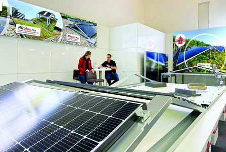 Das ausgereifte System der Richard Brink GmbH & Co. KG spart Platz beim Transport und lässt sich vor Ort werkzeuglos aufklappen. Darüber hinaus ist es blitzstromfähig und weist dank Windkanaltests eine reduzierte Flächenlast auf.  Foto: Richard Brink GmbH & Co. KG