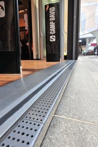 The dewatering solution follows the course of the joint pattern and lines up flush with the adjacent flooring, guaranteeing barrier-free access for visitors. The sanded tread surfaces of the stainless steel gratings provide an elegant contrast to the granite used in the outdoor areas and the flooring used inside.