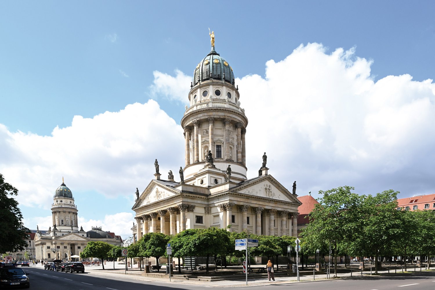 Zwischen den Zwillingsbauten des Deutschen und Französischen Doms am Gendarmenmarkt in Berlin verläuft ab sofort ein leistungsstarker, aber überaus dezenter Rinnenstrang aus dem Hause Richard Brink.  Foto: Richard Brink GmbH & Co. KG