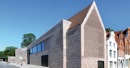 Der Neubau des Europäischen Hansemuseums in Lübeck schmiegt sich an den Burghügel an. Mit ihrem  Entwurf haben sich Andreas Heller Architects & Designers unter anderem an der ehemaligen, mittelalterlichen Stadtmauer orientiert.