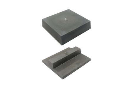 Customers can also choose from two types of ballast block: the top, square version with a weight of approx. 34kg and the bottom approx. 16kg block, which can be used for installation in gravel beds or on green roofs.
