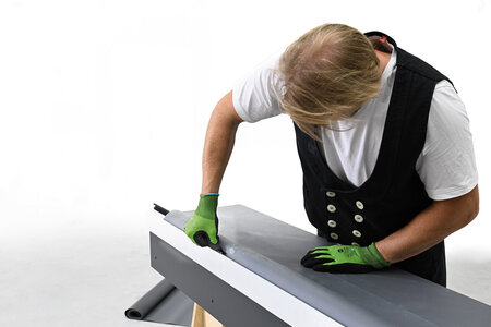 De foliebaan moet samen met het fixatie-element worden bevestigd; dankzij de stabiliteit van het materiaal is dit bij bitumen niet nodig.  Foto: Richard Brink GmbH & Co. KG
