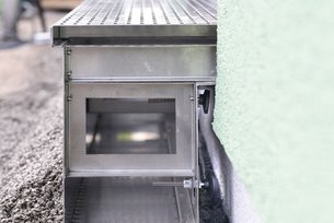 Fassadenrinne mit Abstandshalter zur Belüftung der Fassade