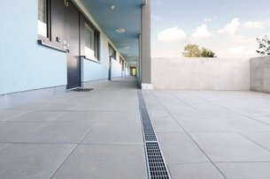 [Translate to Englisch:] Die höhenverstellbare Drainagerinne „Hydra“ eignet sich besonders für barrierefreies Bauen