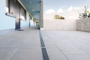 Die höhenverstellbare Drainagerinne „Hydra“ eignet sich besonders für barrierefreies Bauen