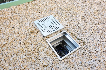 nspection shafts sit over the drains. The combination of façade channels and branch channels enables the edges and the centre of the atriums to be dewatered.