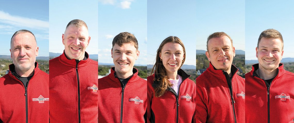 Mitarbeiter von Richard Brink über den Dächern von Schloß Holte-Stukenbrock