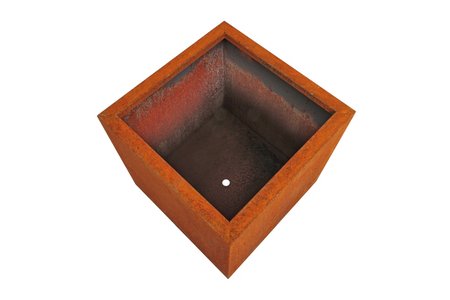 Made from COR-TEN steel, the plant boxes feature a drainage hole in their base that allows any superfluous water to escape. This also prevents pooling, which could otherwise lead to root rot.