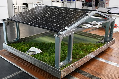 Les structures surélevées pour installations orientées est-ouest sur toitures végétalisées ont suscité un vif intérêt. Elles permettent d’associer végétalisation et photovoltaïque tant sur les toitures vertes déjà existantes que sur les nouvelles réalisations.