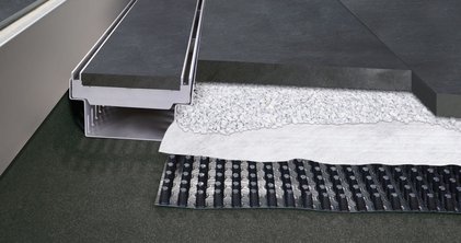 The company Richard Brink has rounded off its product portfolio with drain mats for outdoor areas. The new products guarantee quick and comprehensive drainage on roofs, balconies and terraces.