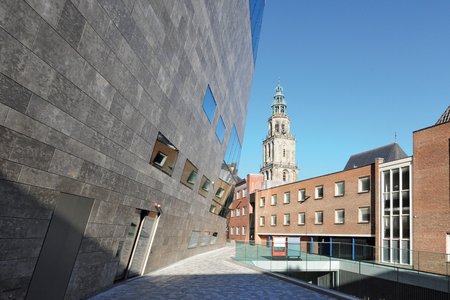 La forme et la taille de ce bâtiment sans pareil créent un contraste évident avec l’architecture environnante.