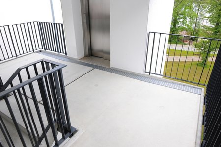 Afhankelijk van de plaats van installatie werden drainagegoten met verschillende inlaatbreedten tussen 120 en 200 mm toegepast.