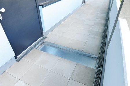 The inspection channels act as connectors between the channels in the door reveals and those under the balcony walls, ensuring the targeted drainage of precipitation and collecting water.