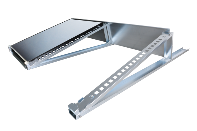 [Translate to Niederländisch:] Photovoltaik-Aufständerung "Miralux Flex" in Süd-Ausrichtung. Zeigt die Anbringung der Solarpanels auf der Unterkonstruktion.