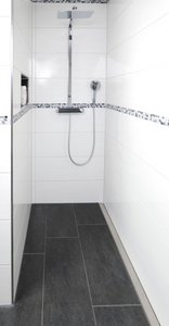 As the channel is custom-made to follow the course of the wall, this shower niche requires just a subtle gradient for easy drainage of the water