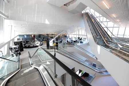 À l’intérieur, un vaste foyer baigné de lumière constitue le cœur de cette « grande maison de la culture ». Des escaliers roulants permettent aux visiteurs d’accéder aux différents niveaux.