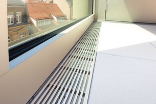 Mit der höhenverstellbaren Rinne ist es ganz einfach ebenerdige Abschlüsse zu fertigen