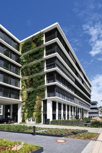 Tasks entrusted to flor-design Wand GmbH included the installation of its own “greencityWALL” product solution. The structural part of the wall-mounted façade greenery was supplied by Richard Brink.  Photo: Richard Brink GmbH & Co. KG