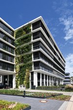 Die beauftragte flor-design Wand GmbH verantwortete unter anderem die Montage ihrer hauseigenen Produktlösung „greencityWALL“. Den konstruktiven Teil der wandgebundenen Fassadenbegrünungen lieferte die Firma Richard Brink.  Foto: Richard Brink GmbH & Co. KG