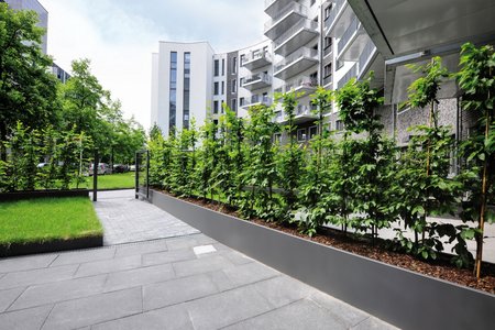 Custom-made raised beds from the company Richard Brink frame the gardens belonging to the ground floor apartments.