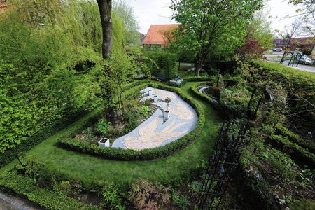 Decorative gravel garden features are effective eye-catchers all year round.