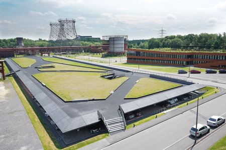 Polygonal pathways were created to run between large-scale raised beds manufactured by the company Richard Brink. The roof area can be reached via different sets of stairs and a ramp.